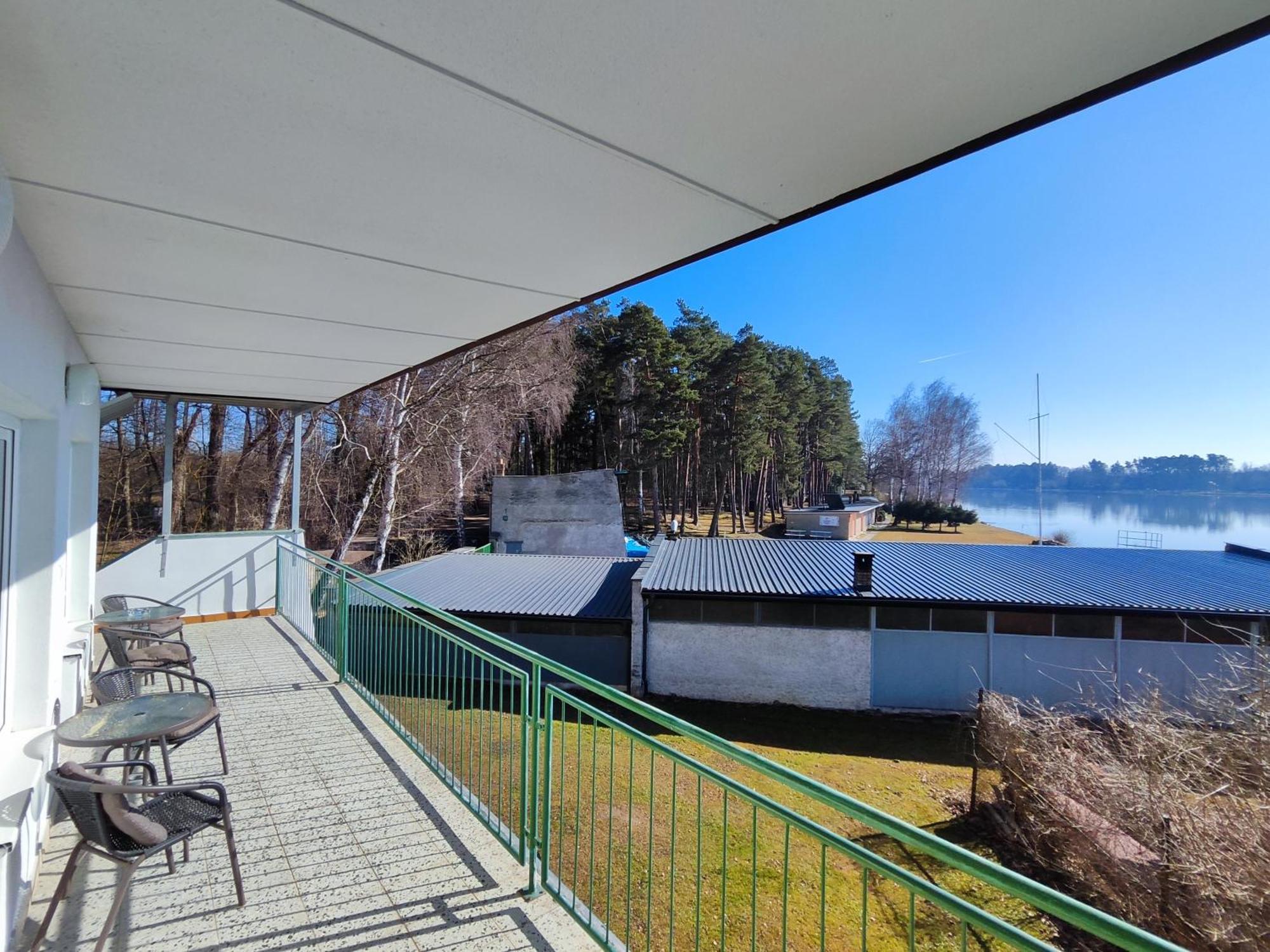 Yacht Club Bezdrev Hotel Hluboka nad Vltavou Bagian luar foto
