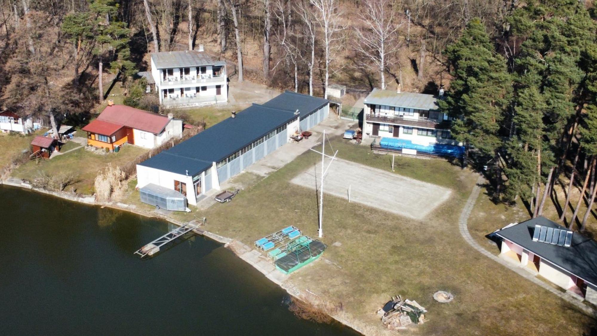 Yacht Club Bezdrev Hotel Hluboka nad Vltavou Bagian luar foto