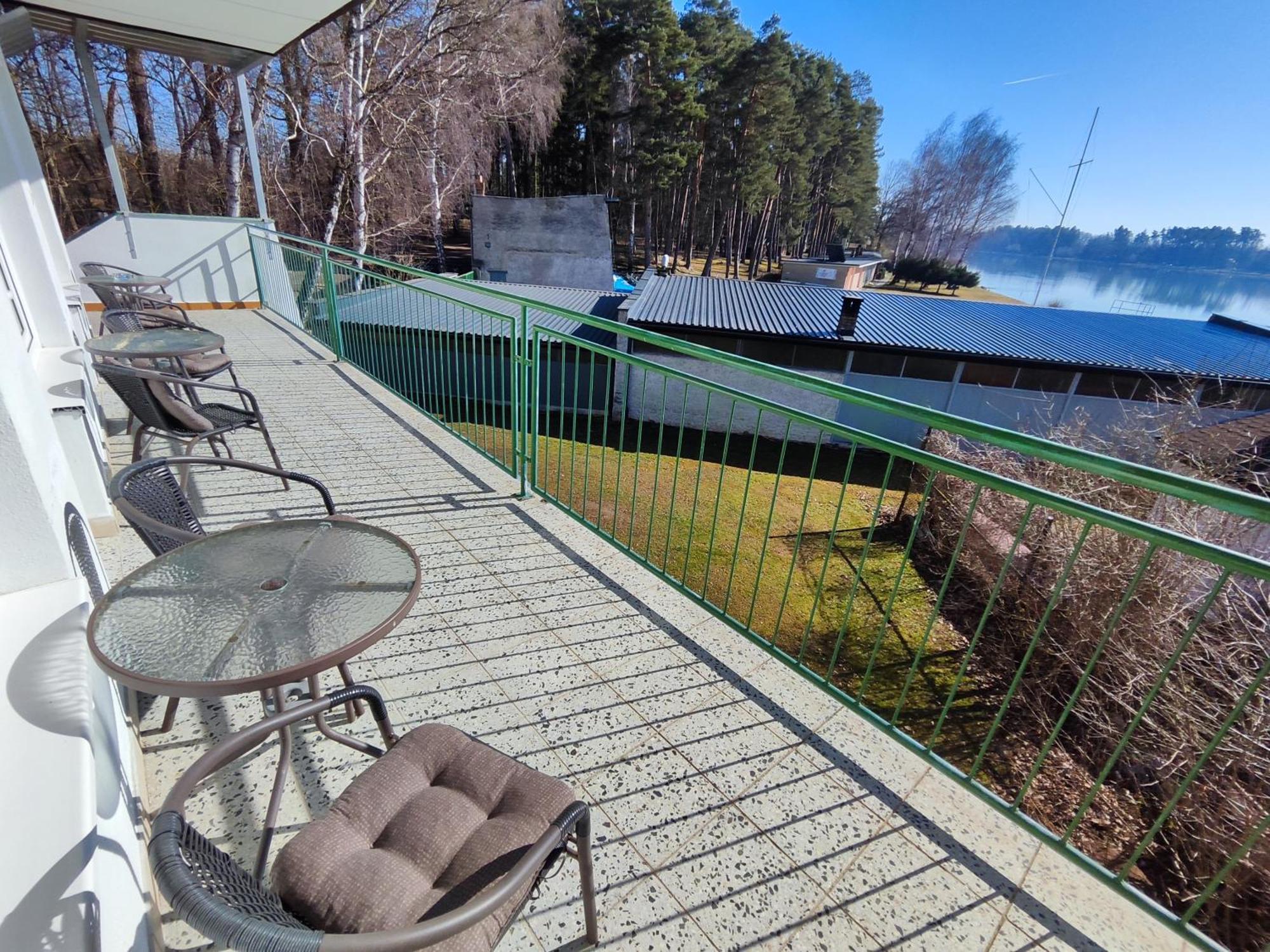Yacht Club Bezdrev Hotel Hluboka nad Vltavou Bagian luar foto