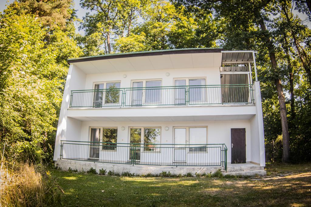 Yacht Club Bezdrev Hotel Hluboka nad Vltavou Bagian luar foto